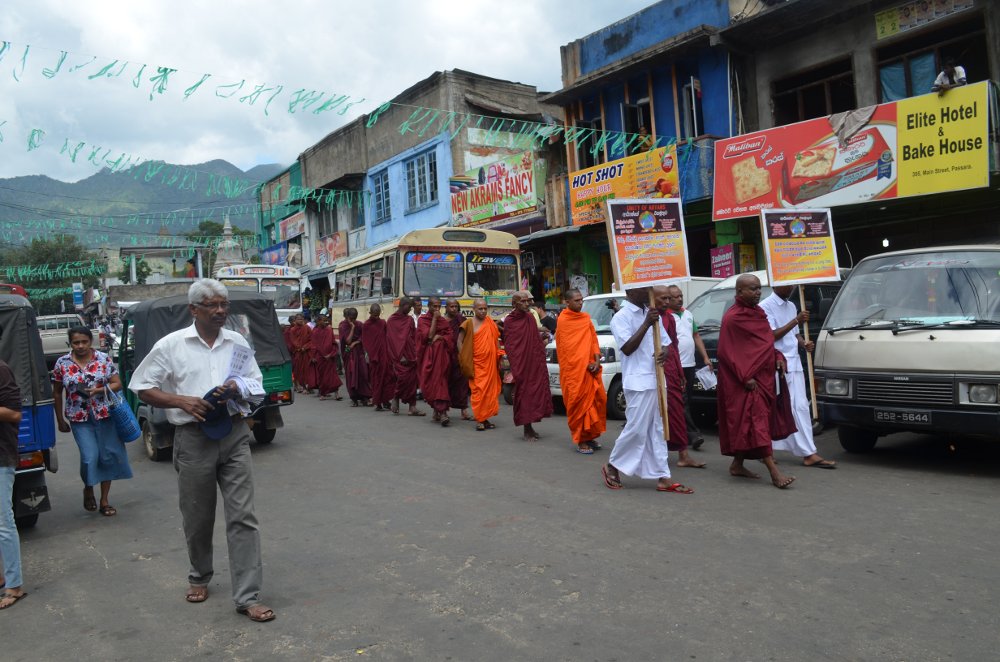 ඌව මැතිවරණයෙදි ඡන්ද පිණ්ඩපාතයේ යමින් ...