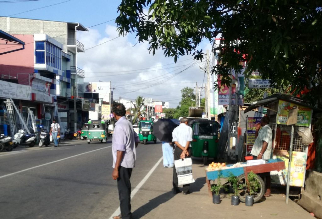 බස් මගි ආවරණය ගලවා දැමිම නිසා අව්වට වේලෙන බස් මගියෝ 