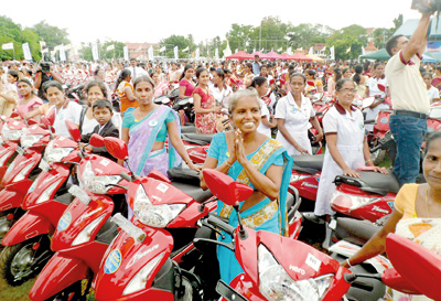 රාජ්‍යෙස්වකයන්ට යතුරුපැදි ලබා දුන් අවස්ථාවේ ඡායාරූපයක්