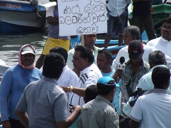 2014 ජනවාරි 31 නි.ඇමති සරත් ගුණරත්න සහනාධාර ලබාදෙන බව ධීවරයන්ට පොරොන්දු විය