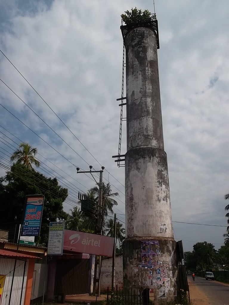 ඇවිරිවත්ත බේස්ලයින් පාරේ කුළුන