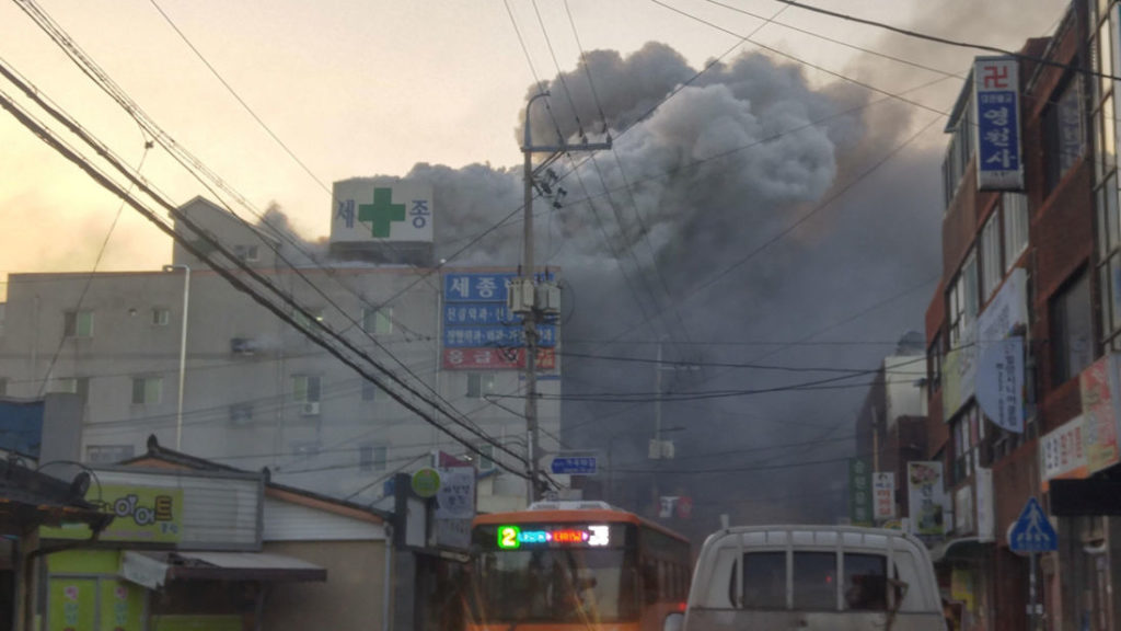 Smoke rises from a burning hospital in Miryang, South Korea, January 26, 2018. Yonhap via REUTERS ATTENTION EDITORS - THIS IMAGE HAS BEEN SUPPLIED BY A THIRD PARTY. SOUTH KOREA OUT. NO RESALES. NO ARCHIVE. - RC1ADC65EBE0