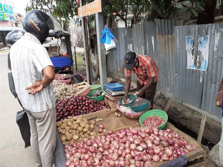 පාරට වැටුන වෙළෙන්දො