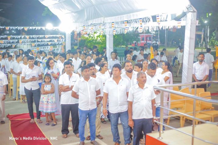 මාස්ක් නැතුව මිටරෙත් නැතුව ඉන්න PHI මංජු